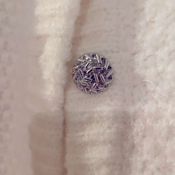 Elegant Off White Sweater with Gorgeous Buttons - Commense Women's Medium - Picture 8 of 9